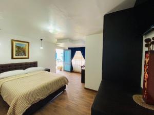 里奥班巴Hotel Montecarlo的一间卧室配有一张床,另一间卧室配有窗户