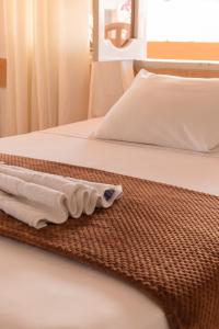 阿约拉港Hotel Crossman的床上有两条毛巾