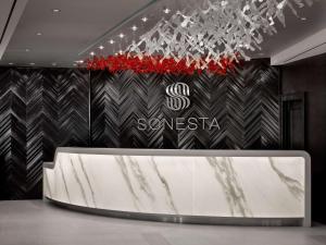 费城Sonesta Philadelphia Rittenhouse Square的大堂设有前台,配有三星标志