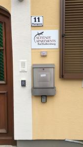 巴特拉德克斯堡ALTSTADT-APARTMENTS Bad Radkersburg - Ihr Zuhause auf Reisen的大楼一侧的邮箱