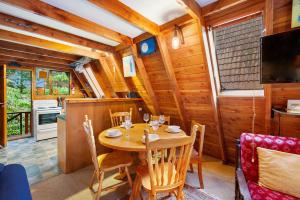 奥阿库尼The Chill Out Chalet - Ohakune Holiday Home的木制用餐室配有桌椅