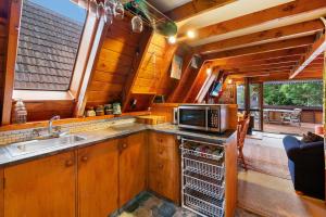 奥阿库尼The Chill Out Chalet - Ohakune Holiday Home的厨房配有水槽和微波炉