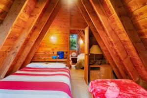 奥阿库尼The Chill Out Chalet - Ohakune Holiday Home的小木屋内一间卧室,配有一张床