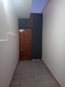 特尔马斯德里奥翁多Casa Termas的走廊上,房间设有木门