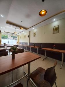 Batu MerahGrand Avira Hotel的一间配备了桌椅的等候室和无意间