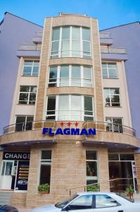 索佐波尔Flagman Hotel的上面有标志的建筑