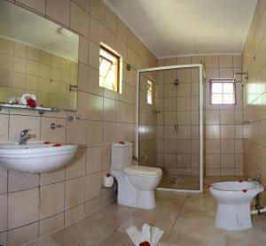 拉迪格岛乐苏莫度假小屋的浴室配有卫生间、盥洗盆和淋浴。