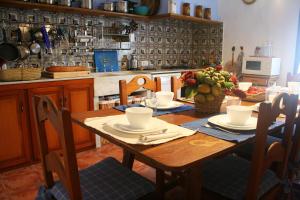 马翁毕耐诺农家乐的厨房配有带一碗水果的木桌