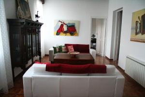 马翁毕耐诺农家乐的客厅配有白色的沙发和桌子