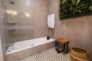日惹Siji Gempol Vacation Home的带淋浴、浴缸和凳子的浴室