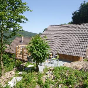 KirchbergGîte &quot;La Bergerie&quot;- Chalet indépendant的房屋设有甲板和桌椅