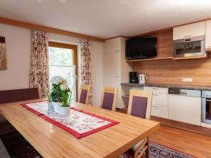 Spacious Apartment with Sauna in Kappl的厨房或小厨房