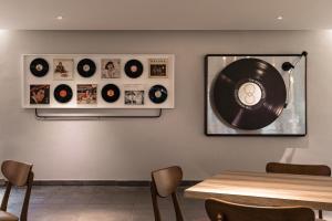 五结烟波花时间宜兰传艺的墙上的黑胶唱片,带桌子和椅子