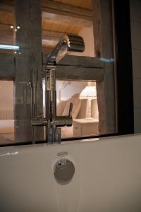 圣伊波利特Chambre Le Hupsa Pfannala的浴室水槽设有水龙头和镜子