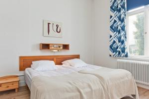 NorbergVärdshuset Engelbrekt的一间卧室设有两张带白色床单的床和窗户。