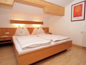 EmbachApartment in Embach Austria near ski area的一间卧室配有带白色床单和枕头的床。
