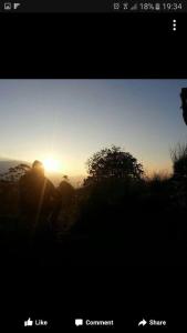 哈普特莱Bel View Guest House的一个人在山丘上看日落