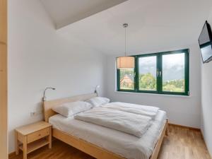 上陶恩Apartment in Hohentauern near ski area的白色的卧室设有床和窗户