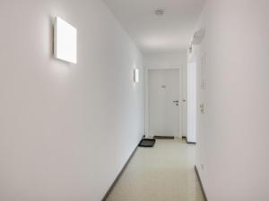 上陶恩Apartment in Hohentauern near ski area的空的走廊,有白色的墙壁和白色的门