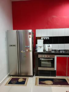 HOMESTAY D'TEPIAN CASA, BANDAR SERI IMPIAN KLUANG的厨房或小厨房