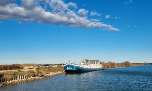 马格隆新城Peniche Alphonsia Maria的一条蓝色和白色的河上船