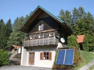 Feistritz ob BleiburgChalet near Lake Klopeiner with sauna的房屋的一侧设有太阳能电池板