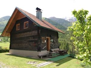 Feistritz ob BleiburgChalet near Lake Klopeiner with sauna的山间小木屋,背景是山脉
