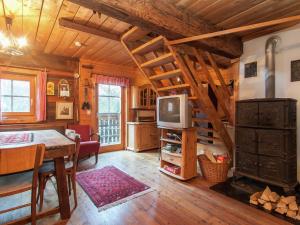 Feistritz ob BleiburgChalet near Lake Klopeiner with sauna的小屋内的客厅配有桌子和电视