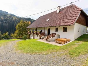EbersteinHoliday home in Eberstein Carinthia with sauna的白色的建筑,有长凳和房子