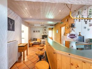 圣安东阿尔贝格Holiday home near St Anton am Arlberg with sauna的带柜台的厨房和客厅