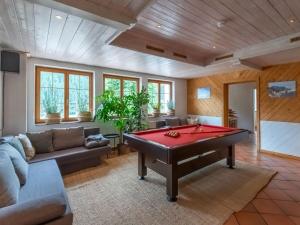 圣安东阿尔贝格Holiday home near St Anton am Arlberg with sauna的客厅配有红色台球桌