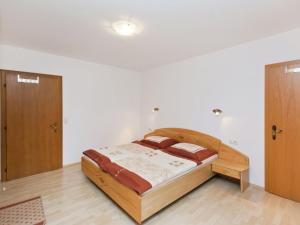 Lush Apartment in Hollersbach im Pinzgau with Terrace客房内的一张或多张床位