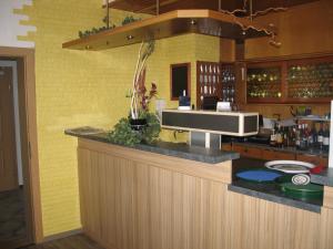 塞尔比茨Gasthof-Pension Leupold的厨房配有微波炉