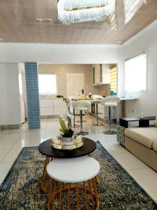 哈博罗内Monaco villa Gaborone的客厅以及带桌椅的厨房。