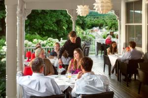 卡姆登卡姆登港口瑞莱斯城堡酒店的一群坐在餐厅桌子上的人