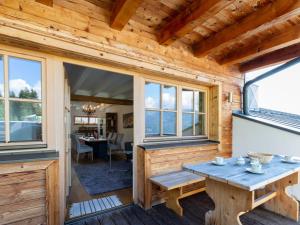 平茨高谷地霍勒尔斯巴赫18号全景木屋公寓的小木屋设有桌子和窗户。