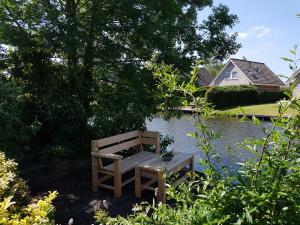 梅登布利克Vliet Huis的池塘前的木凳