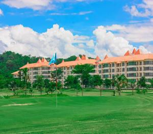 清莱Happy City Golf & Resort的从高尔夫球场欣赏到度假村的景色