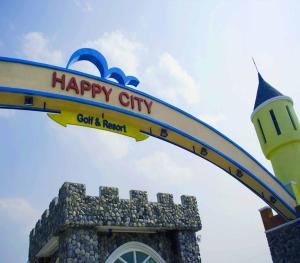 清莱Happy City Golf & Resort的一座大楼顶部的城市高尔夫和度假标志