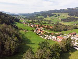 上施陶芬Wolpertinger | Camping-Aach的绿色山谷中一个小村庄的空中景观