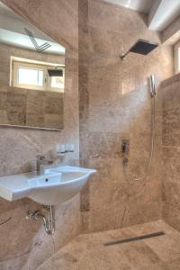 斯韦蒂·斯特凡Guest House Pržno Bay的一间带水槽和淋浴的浴室
