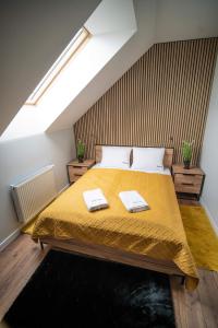 耶莱尼亚古拉Apartament w Cieplicach 6 Gold的一间卧室配有一张床,上面有两条毛巾