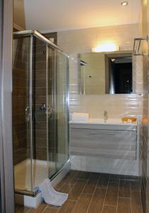 斯卡拉卡伦尼斯艾美提度假酒店的带淋浴和盥洗盆的浴室