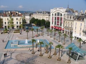 波城波城中心波旁酒店的一个带喷泉和棕榈树的城市广场