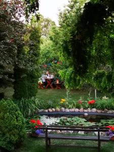 RumšiškėsJole的一个带长凳和花池的花园