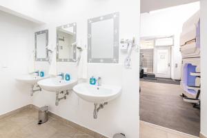 维也纳Space Home Apartment - City Hall的浴室设有两个水槽和墙上的镜子