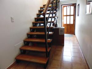 乌斯怀亚卡波圣地亚哥公寓式酒店的走廊上设有木梯的楼梯