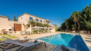 圣何塞德萨塔莱阿Villa Etruria close to Playa d'en Bossa的一座带游泳池和房子的别墅