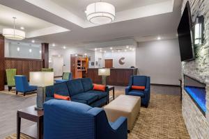 纽南Comfort Suites的客厅配有蓝色的沙发和椅子