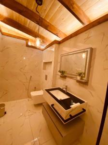 吉达شاليهات رانس الريفية的一间带水槽和镜子的浴室